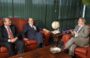 Renan e Sarney articulam com o antigo opositor do regime militar, a cooptação da extinta legenda legal contra a ditadura, hoje chamado PMDB. Qual ala vencerá a pugna interna? - Foto: